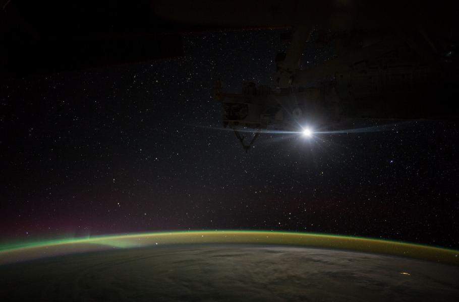 Východ měsíce z paluby ISS