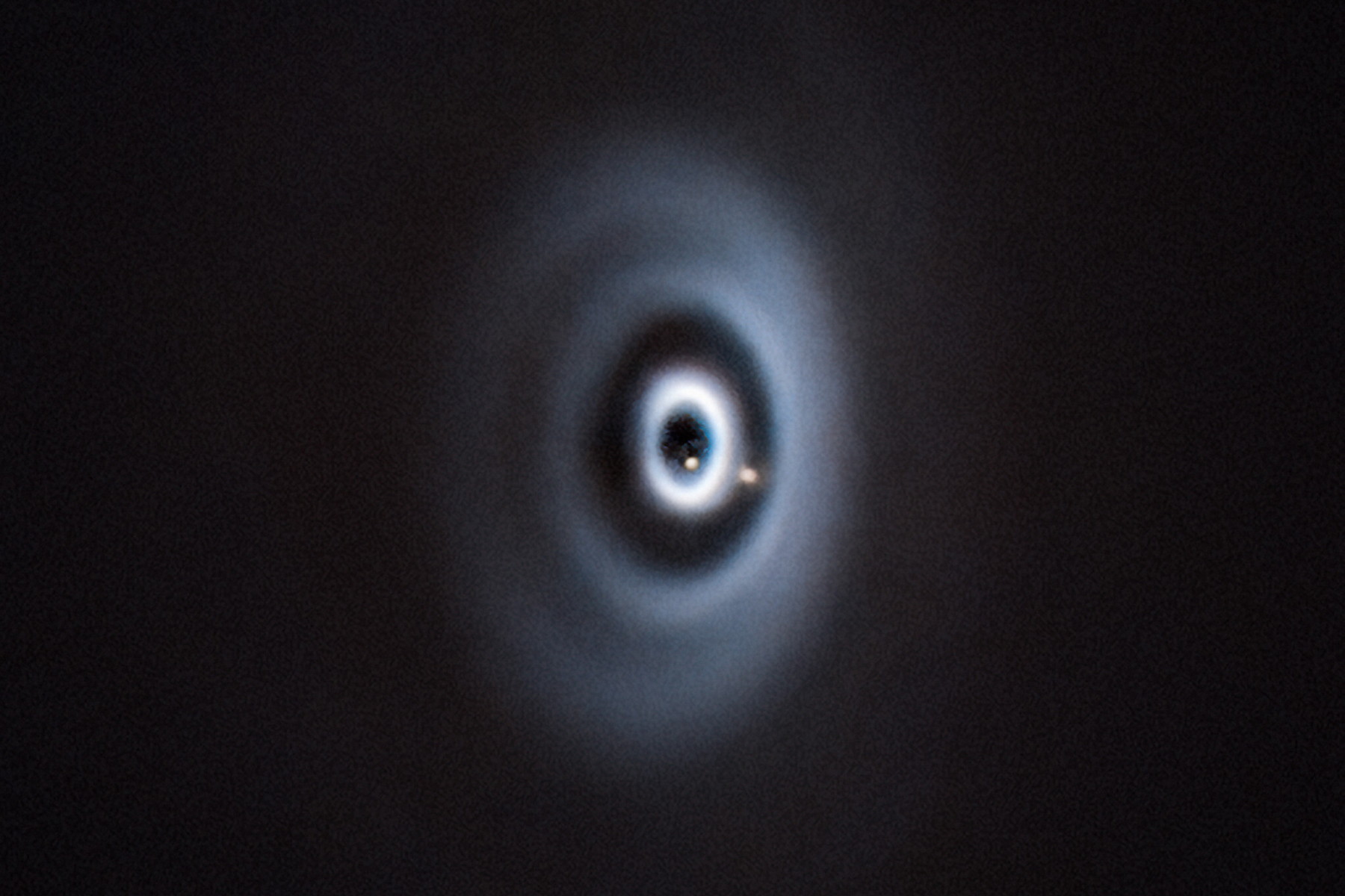 Vědci potvrzují teprve druhý systém s dvěma vznikajícími planetami. Hvězda WISPIT 2 připomíná velmi mladé Slunce