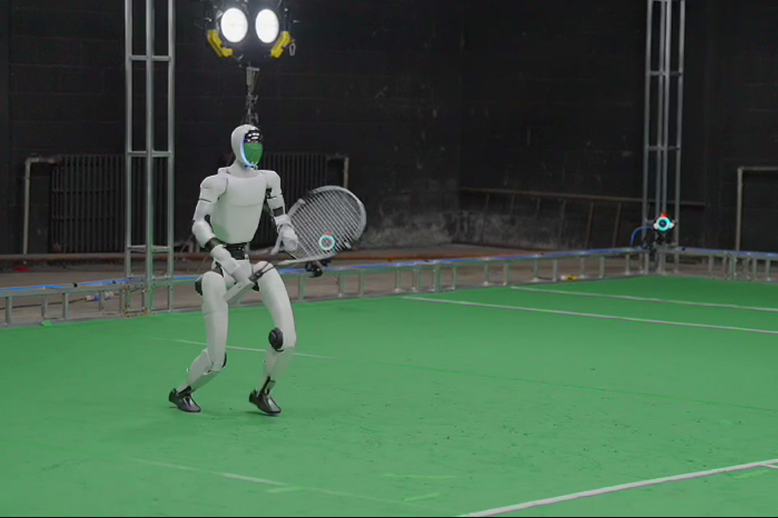 Humanoidní roboti se učí tenis tak rychle, že by si profesionální hráči možná měli začít hledat novou práci