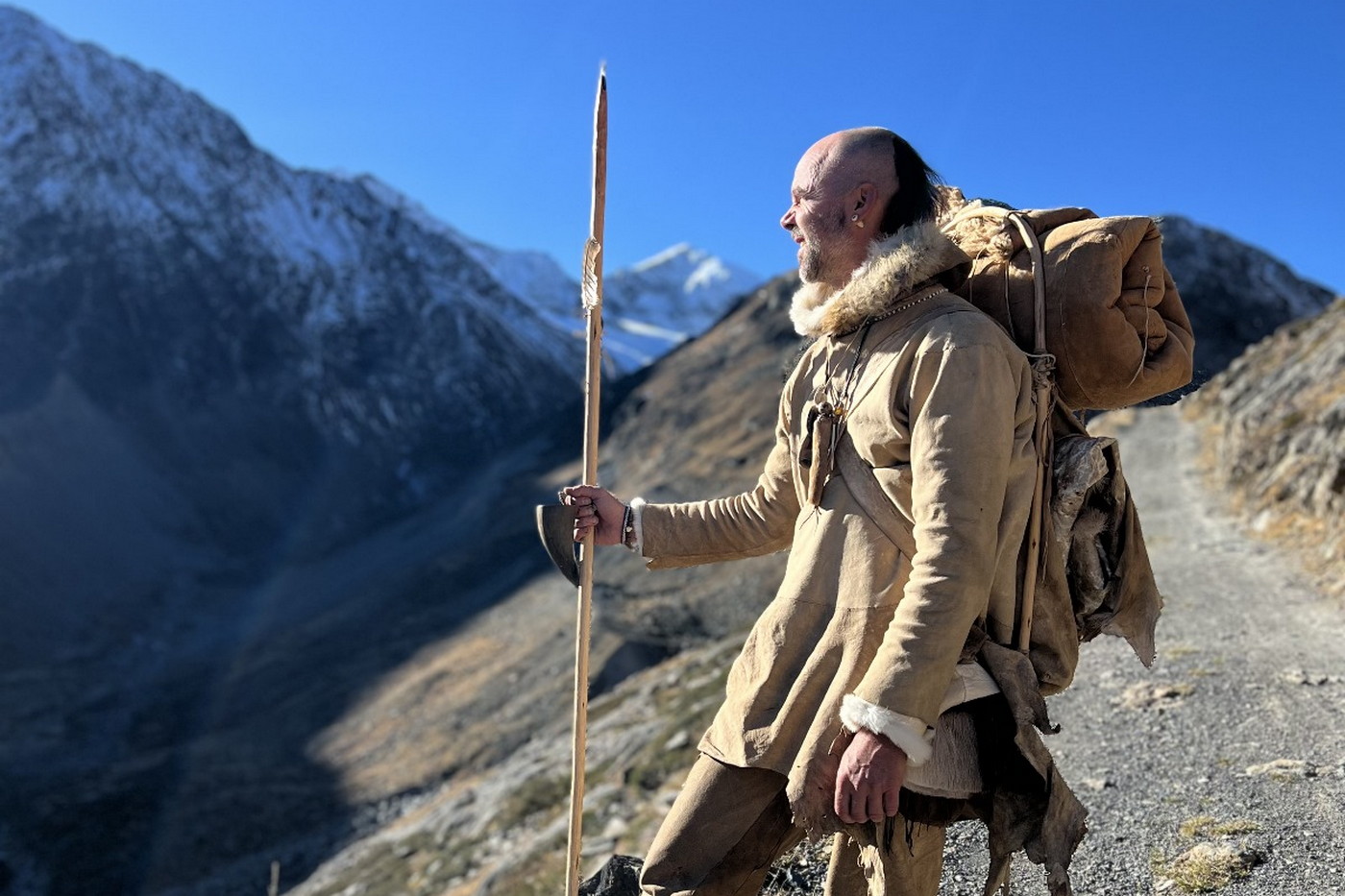 Reenactor Markus Klek si na vlastní kůži vyzkoušel pravěké vybavení ledového muže Ötziho v extrémních podmínkách Alp