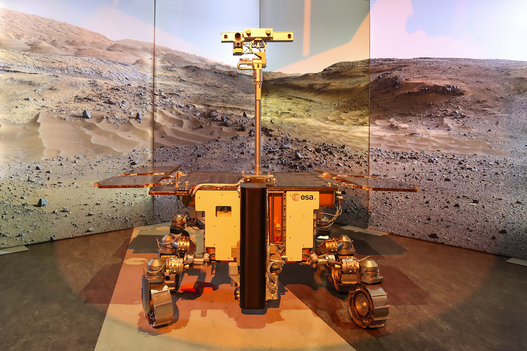 SpaceX má první marsovský kontrakt: Její raketa Falcon Heavy ponese v roce 2028 marsovský rover Rosalind Franklin