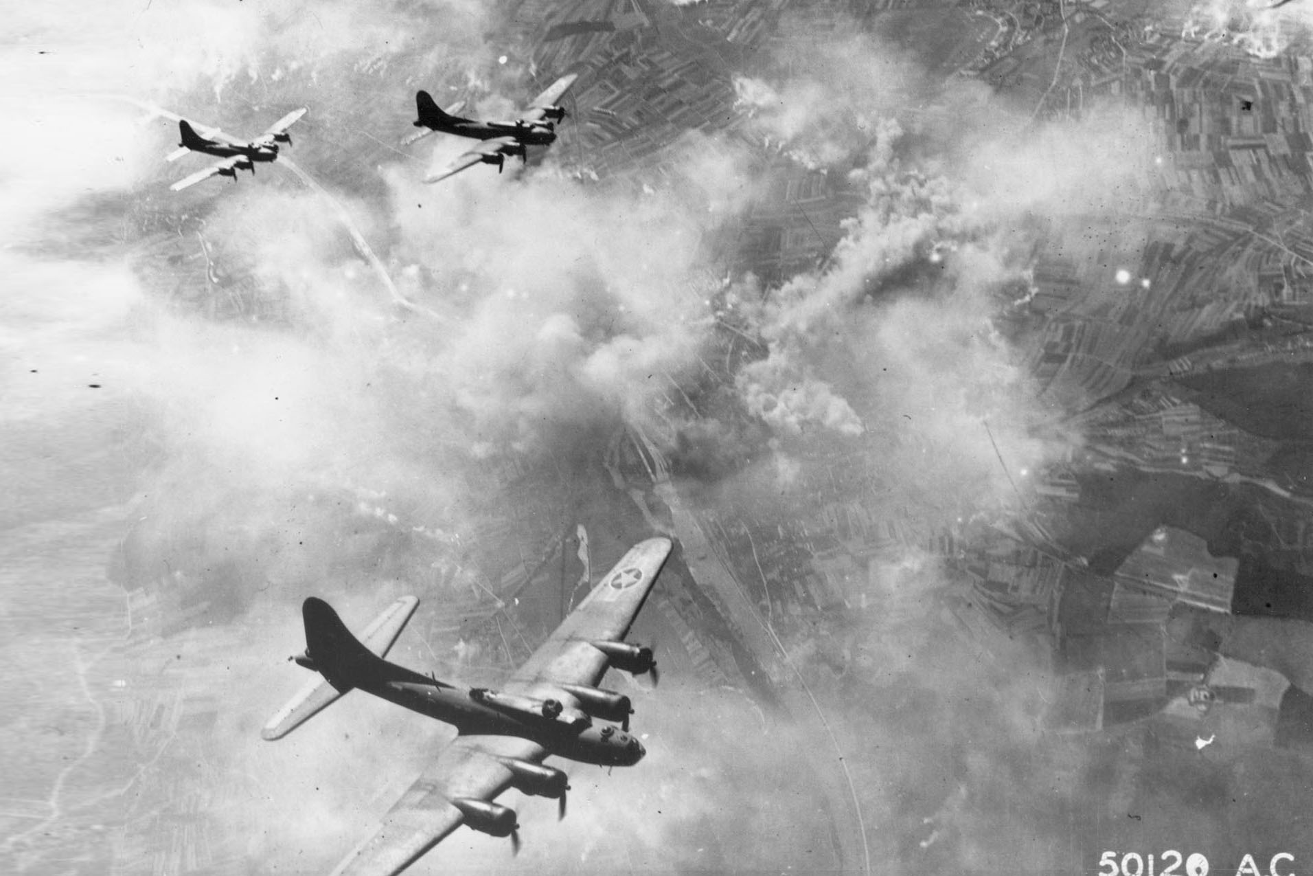 Americká „Mocná osmá“ vsadila na létající pevnosti B-17 a nálety, které měly zlomit německý průmysl i morálku