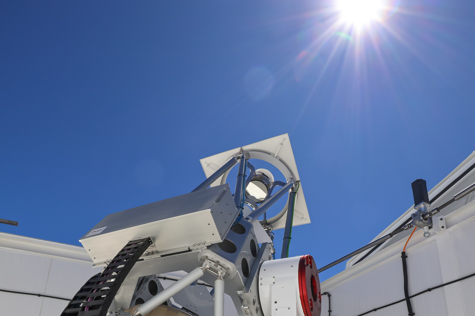 Nový teleskop v Chile pomůže vědcům oddělit hvězdný šum od signálů exoplanet a zpřesnit tak hledání nových světů.