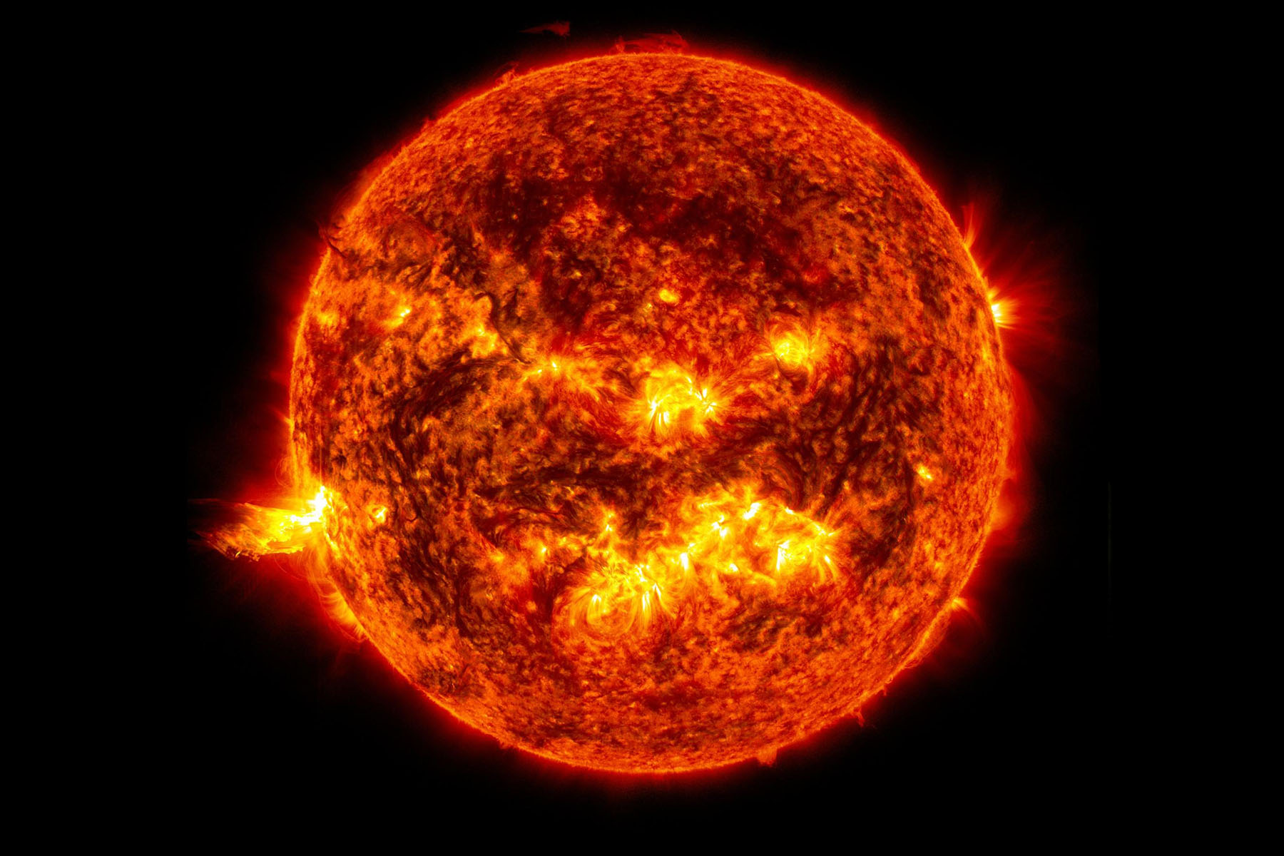 Tempo a způsob, jakým se Slunce otáčí, je výsledkem dlouhodobé hry mezi gravitací, magnetismem a proudící hmotou