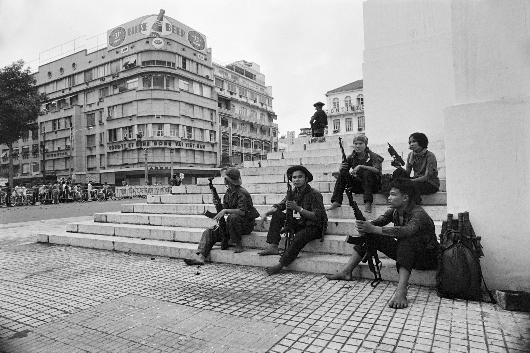 Pád jihovietnamské vlády vyvrcholil scénou, která symbolizovala neodvratný konec dlouhého a vyčerpávajícího konfliktu