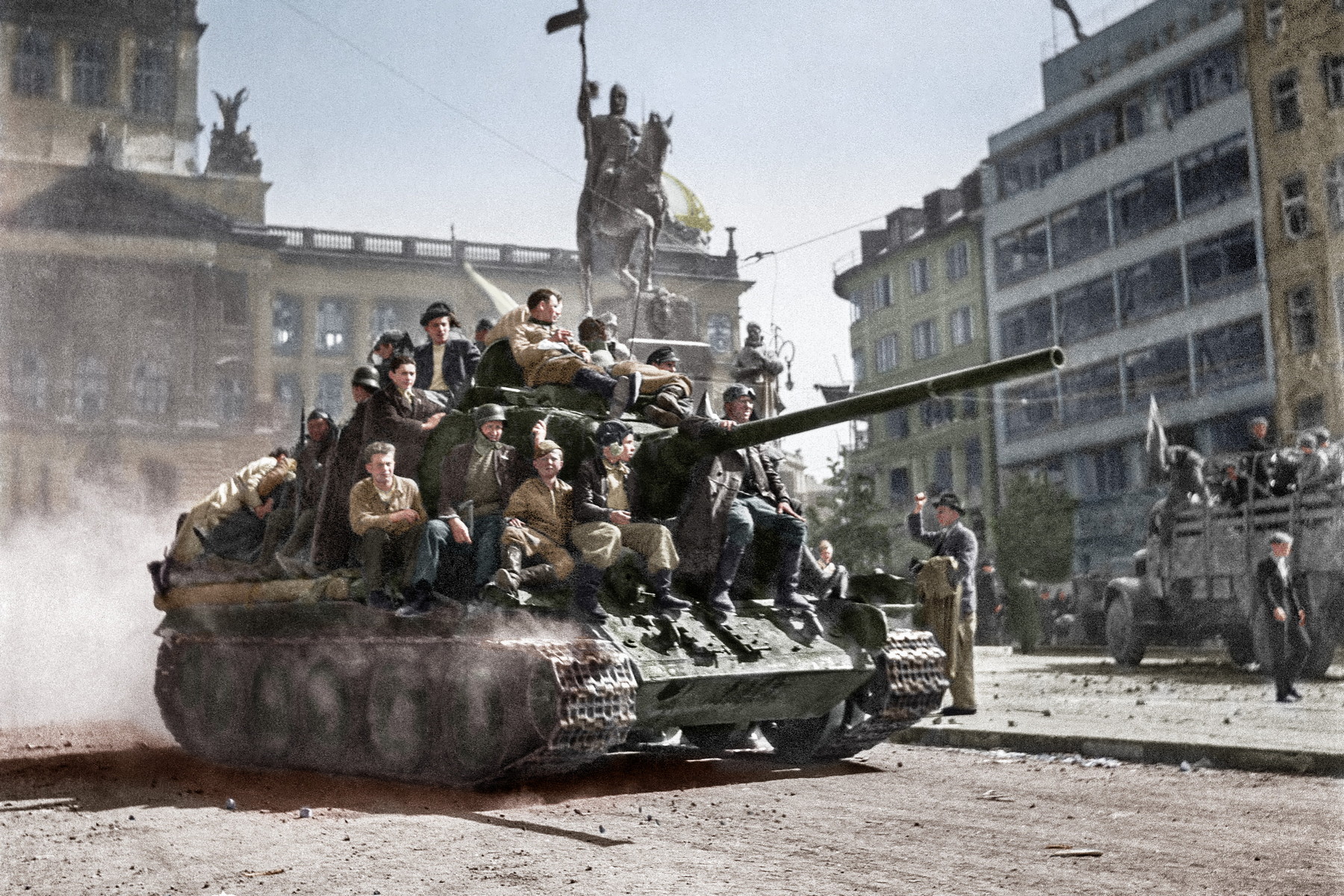 Jak vypadalo osvobození Československa a co nám o průběhu květnových událostí v roce 1945 prozrazují nejnovější výzkumy
