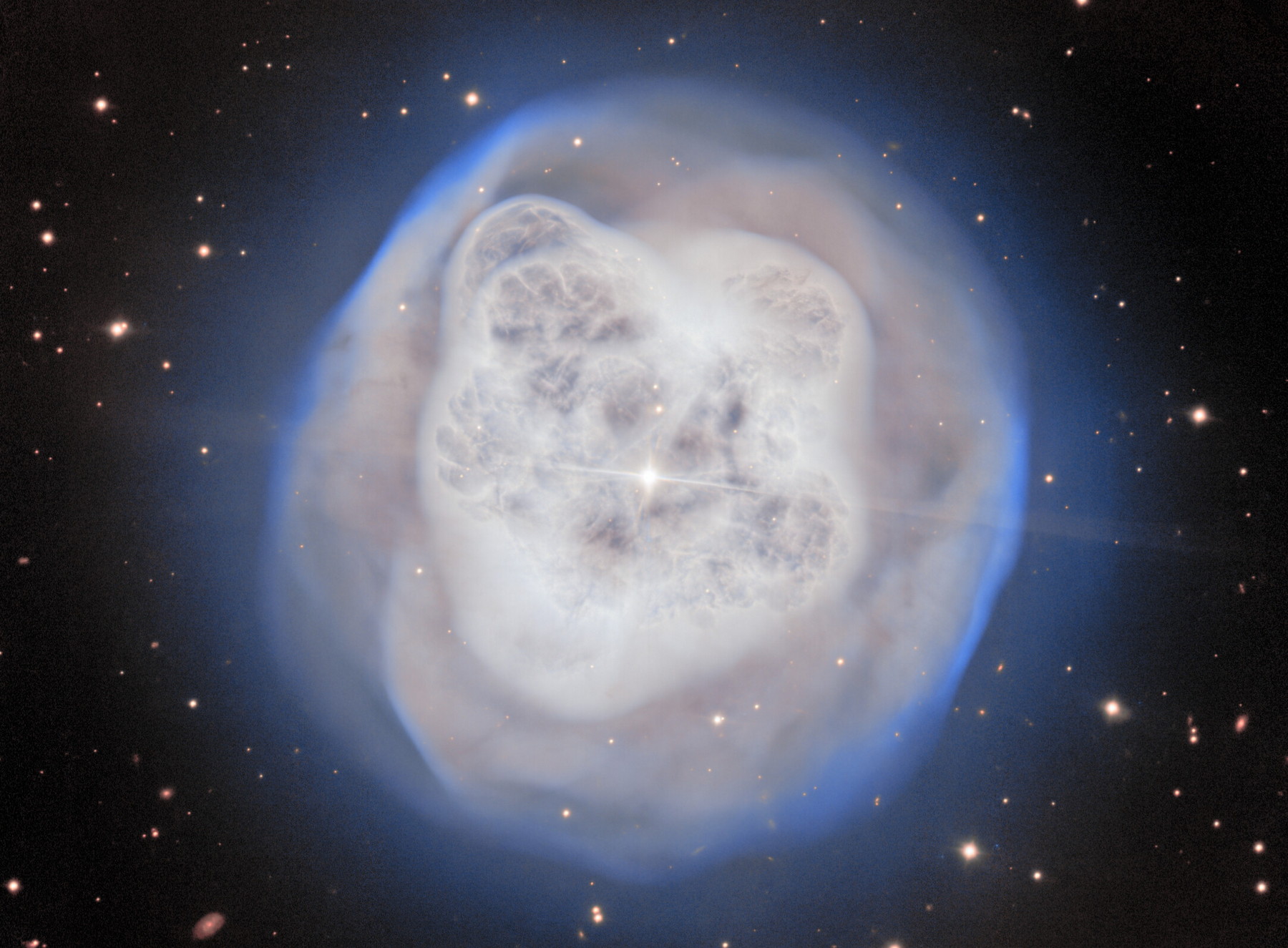 Teleskop Gemini North pořídil fascinující snímek planetární mlhoviny přezdívané Křišťálová koule