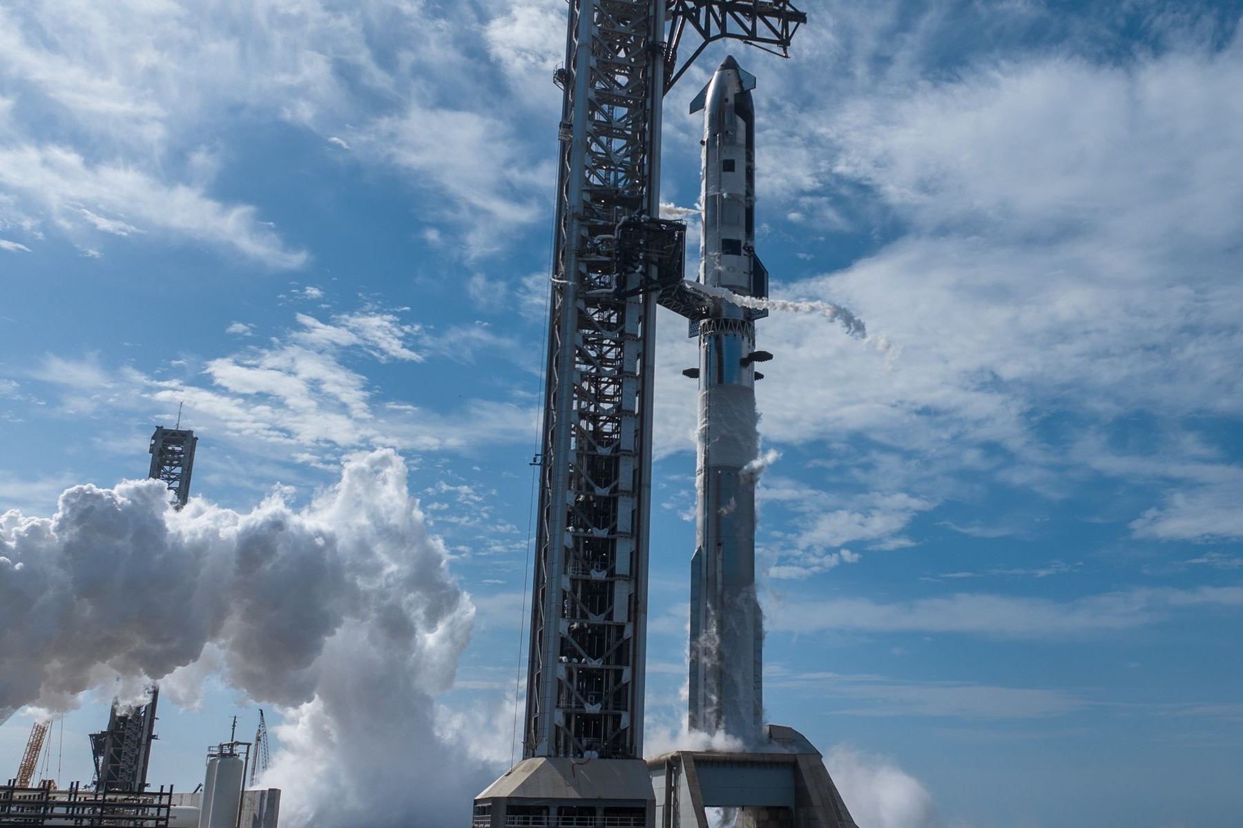 Největší a nejvýkonnější verze rakety Starship má po půlnoci absolvovat premiérový let, který může rozhodnout o budoucnosti programu Artemis