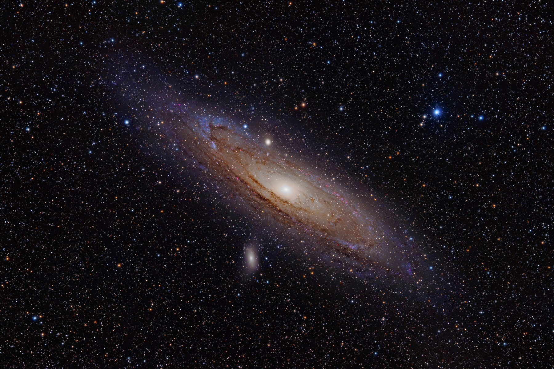 Astronomové objevili u Andromedy jednu z nejslabších známých galaxií, která pamatuje samotné počátky vesmíru