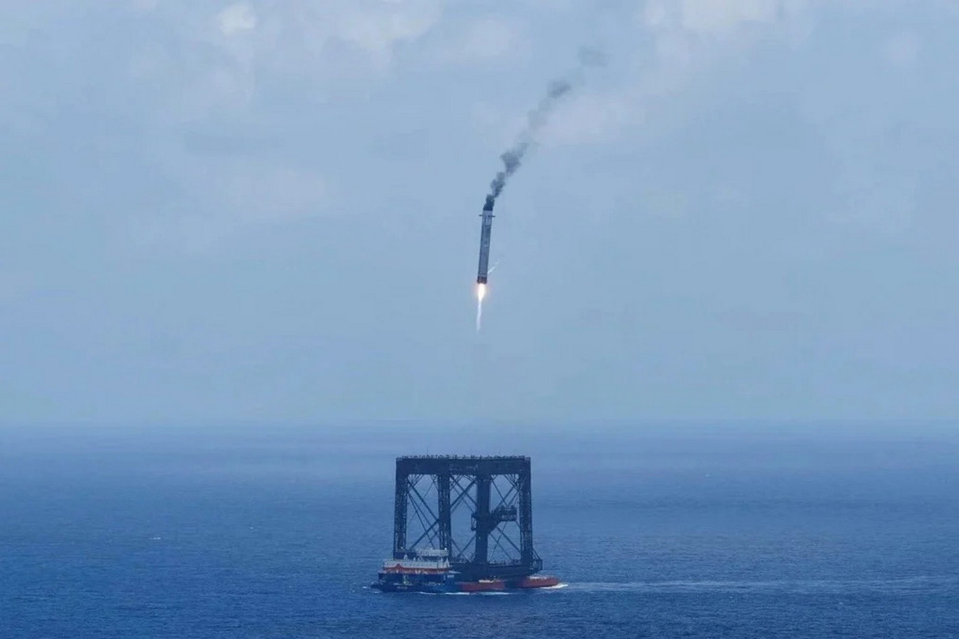 Historický úspěch čínské kosmonautiky: Raketa Dlouhý pochod 10B poprvé přistála do záchytné sítě na moři