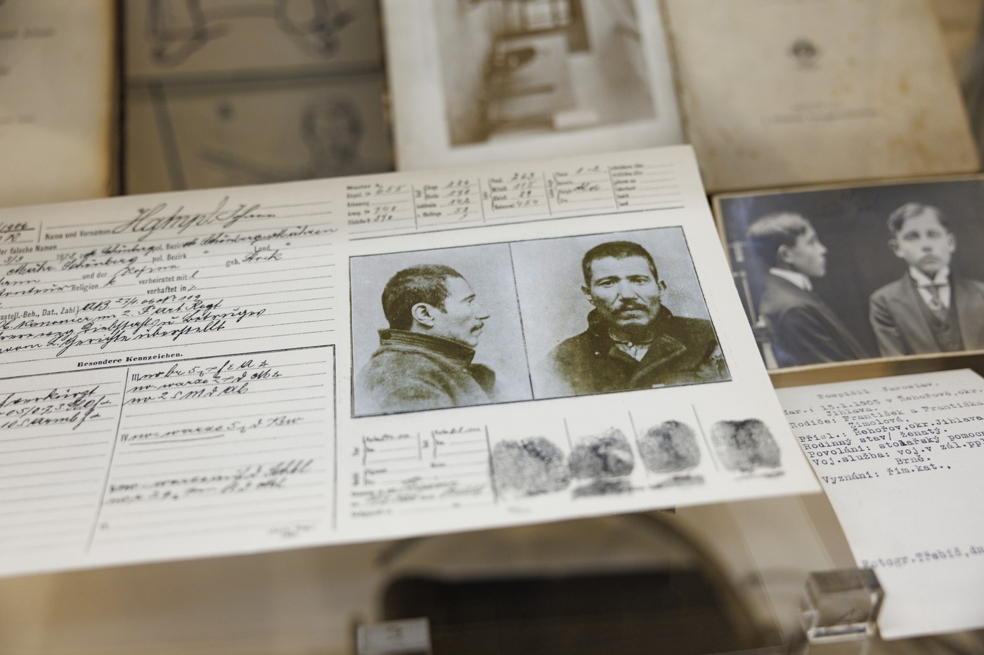Od kasařů k otiskům prstů: Jak se v první polovině 20. století měnilo pátrání po zločincích v českých zemích