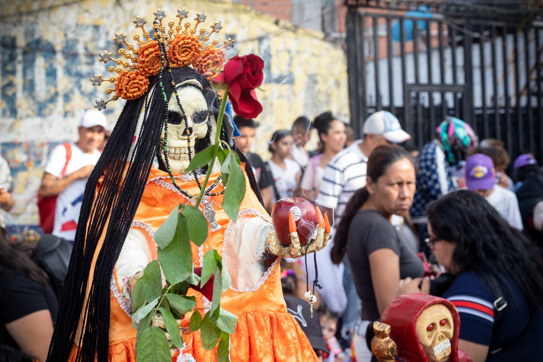 Zbožní uctívači Bílé holčičky: Mexický kult Santa Muerte dnes spojuje víru, tequilu, tetování i živé přenosy vysílané na TikTok