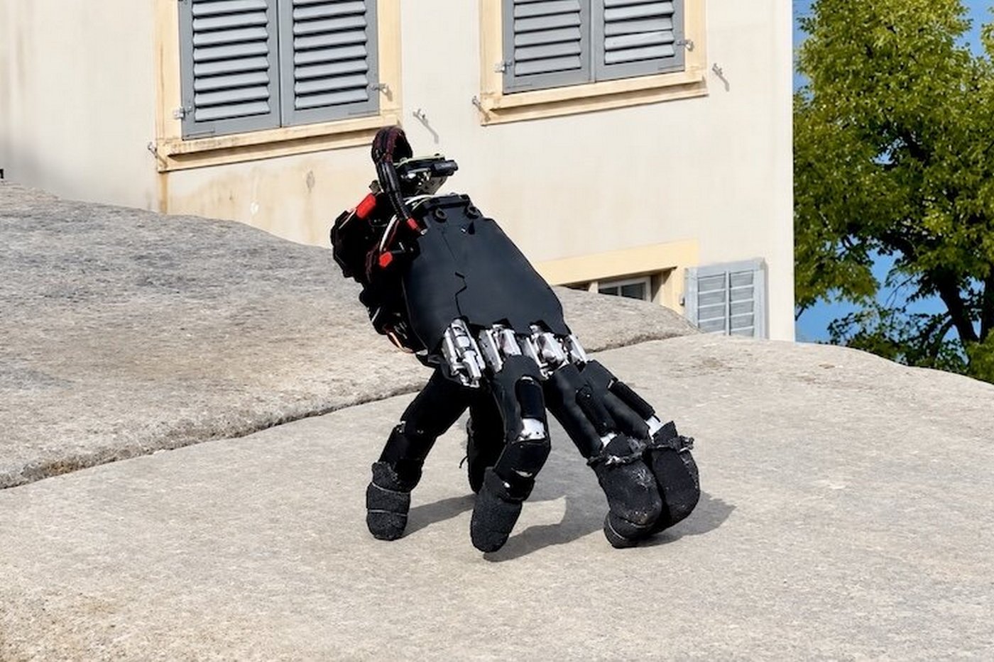 Švýcaři naučili robotickou ruku chodit: Po vlastních prstech zvládne trávu, štěrk i kovový rošt