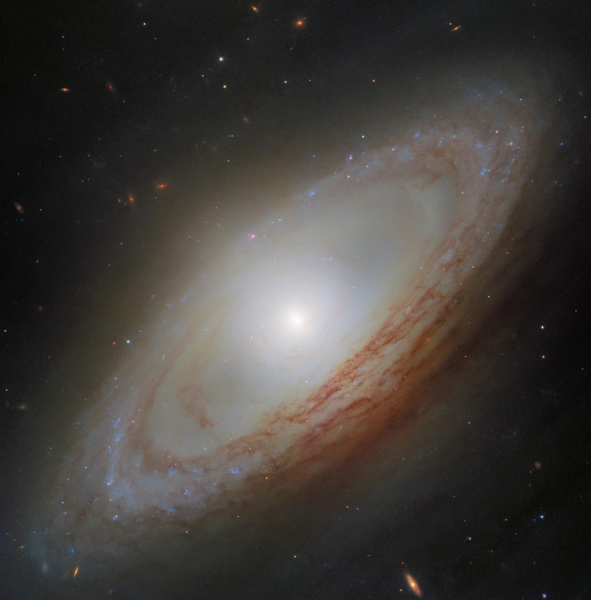 Hubble prozkoumal podivnou galaxii: Její střed je natočen téměř kolmo k hlavnímu hvězdnému disku