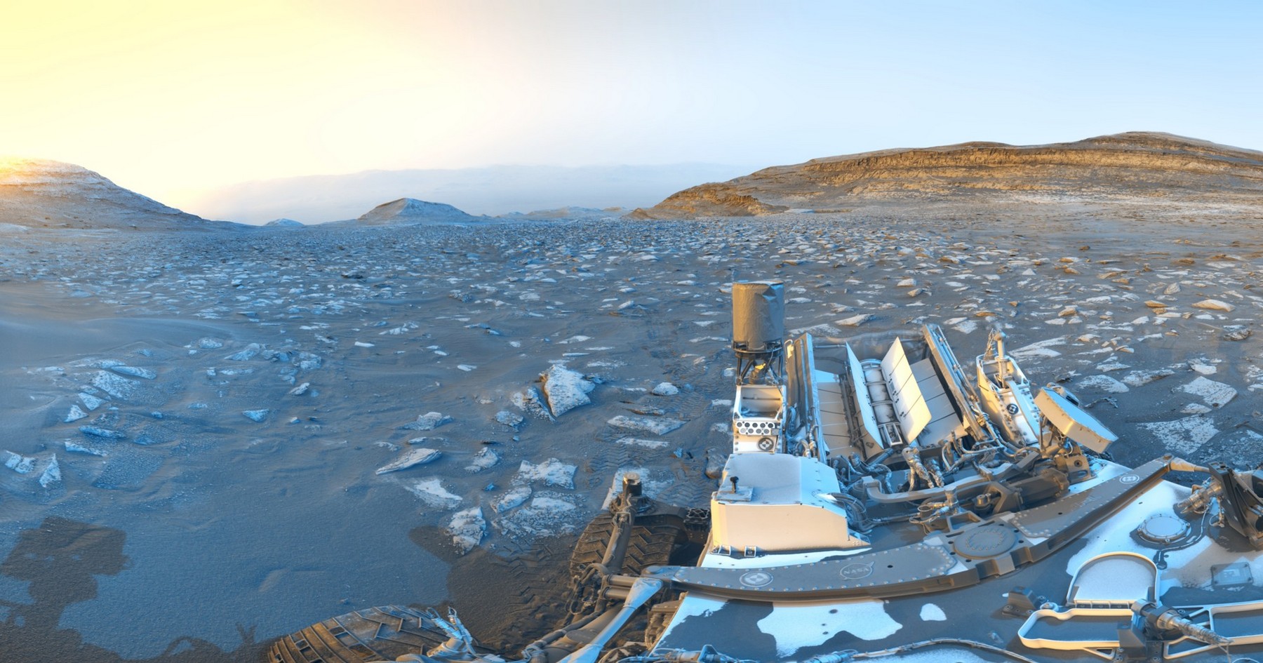 Jak vypadá den na Marsu? Rover Curiosity spojil ranní a večerní pohled do jediného působivého panoramatu