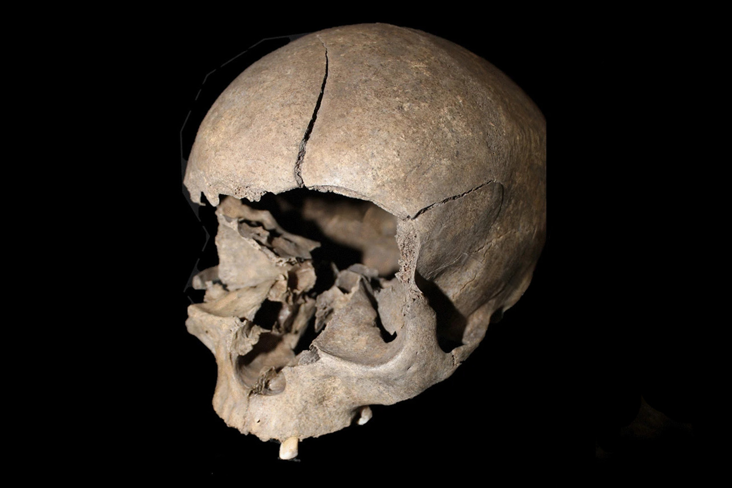 Archeologové objevili dětskou lebku uloženou v podlaze 2 500 let starého skandinávského domu