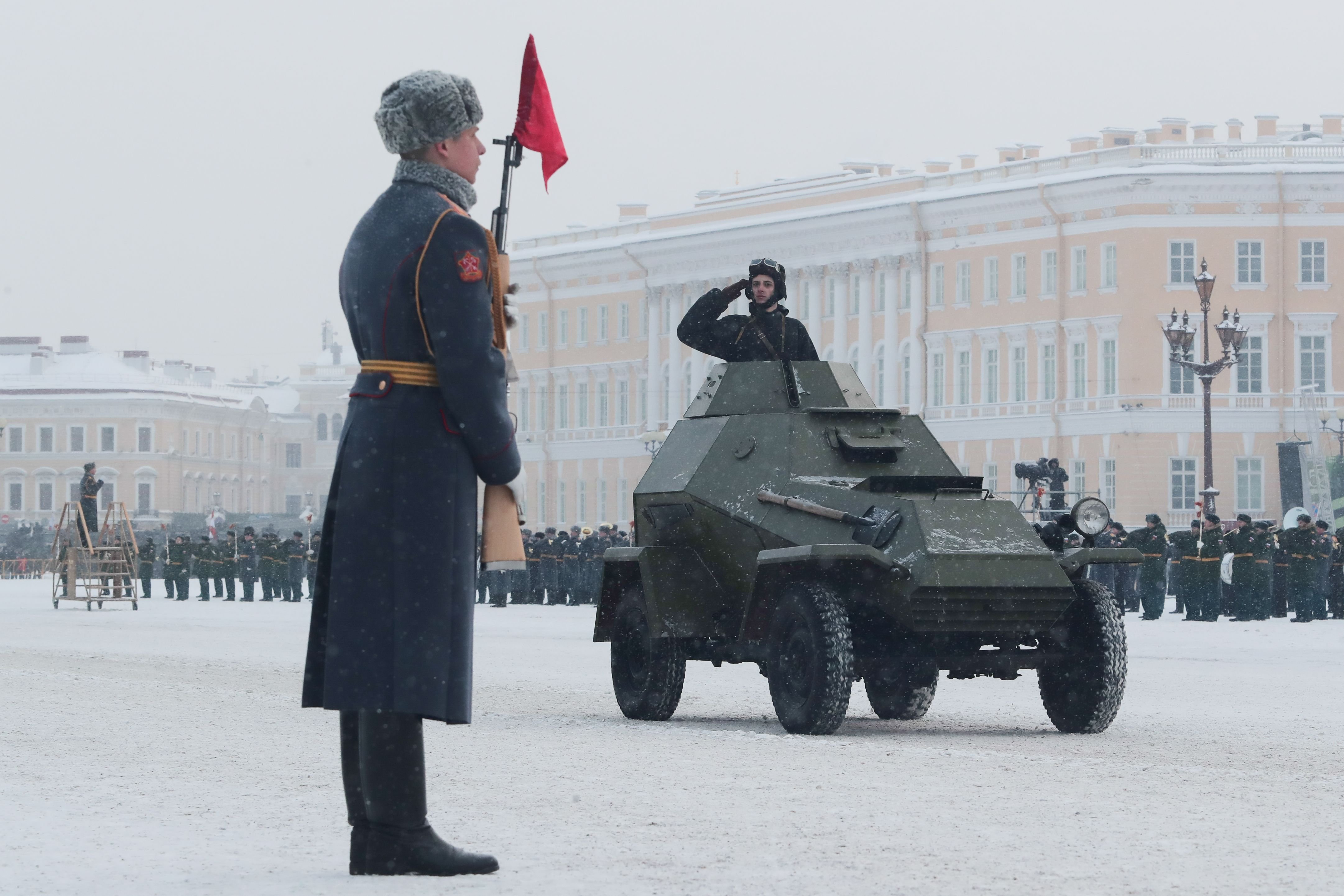 Pancéřovaný veterán na vojenské přehlídce: Zachovalý sovětský obrněný automobil BA-64