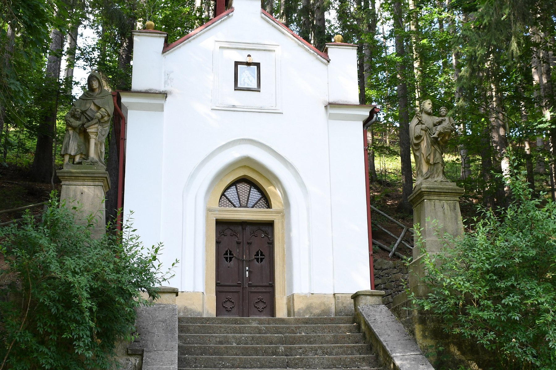 Lourdes en tchèque : Pourquoi l’église rejette-t-elle les observations à Suché Dol comme frauduleuses ?