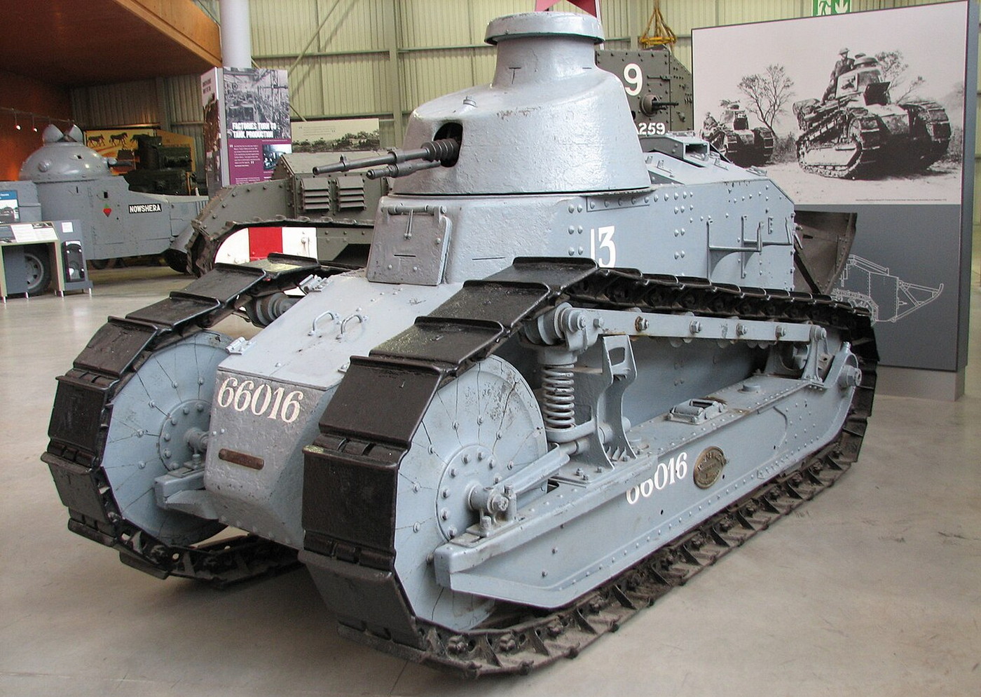 Jak ochránit zranitelnou ocel? Nasazení těžkých kulometů v tancích 1916–1945