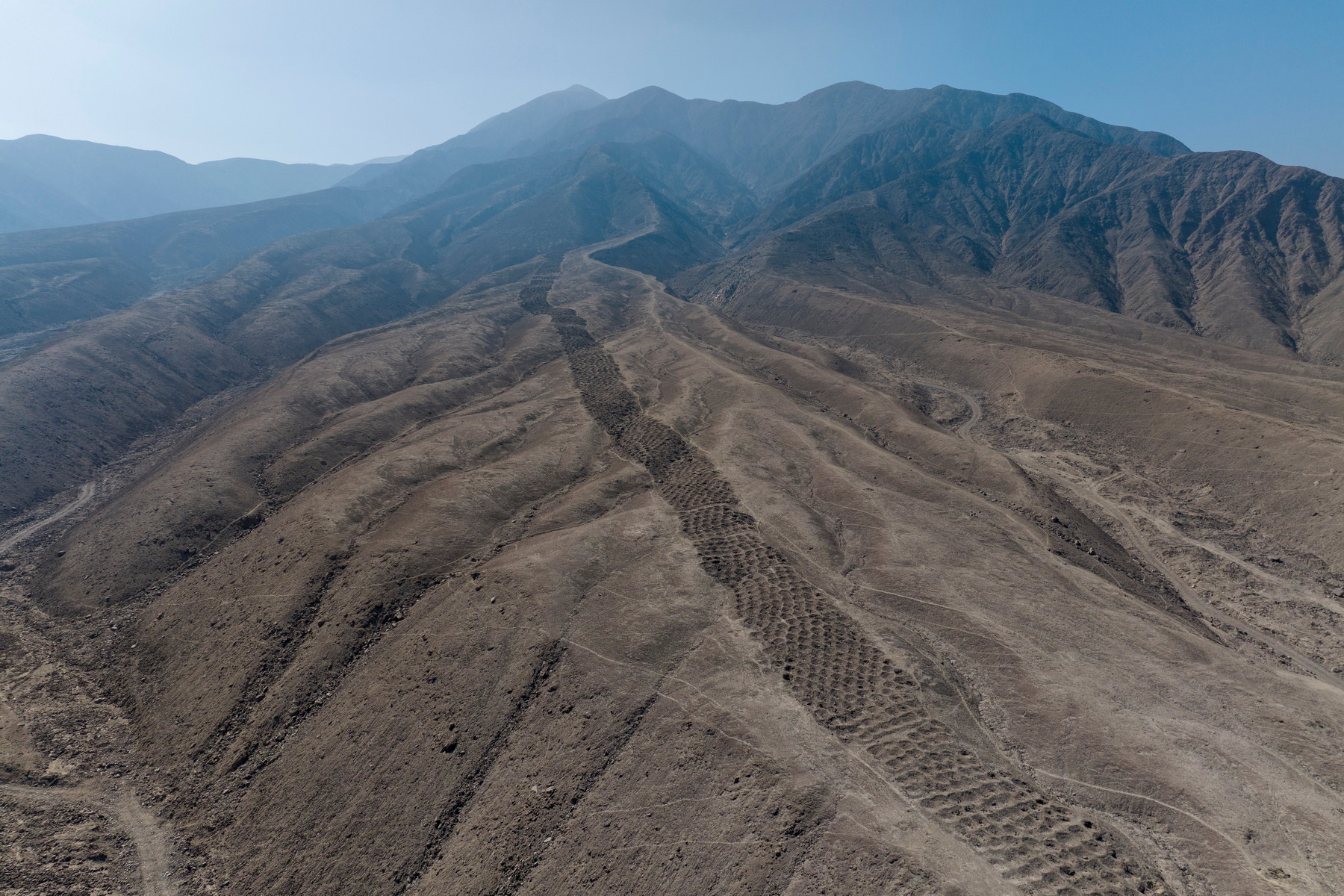 Archeologové zřejmě vyřešili záhadu 5 200 jam na peruánské hoře Monte Sierpe