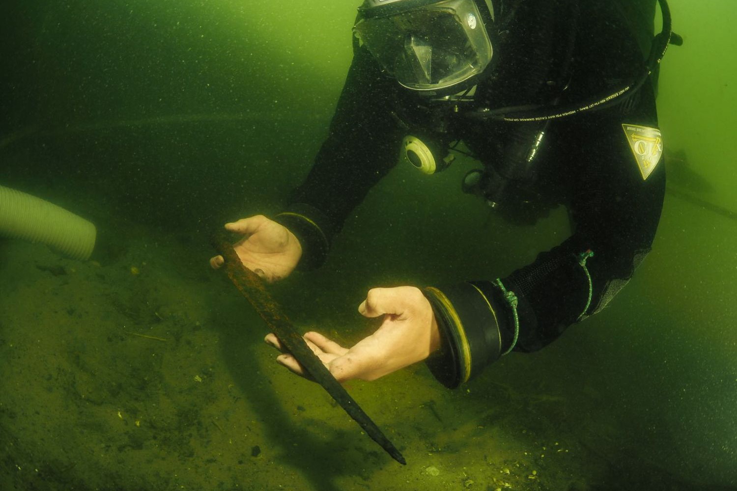 V polském jezeře Lednica objevili archeologové unikátně zdobené středověké kopí