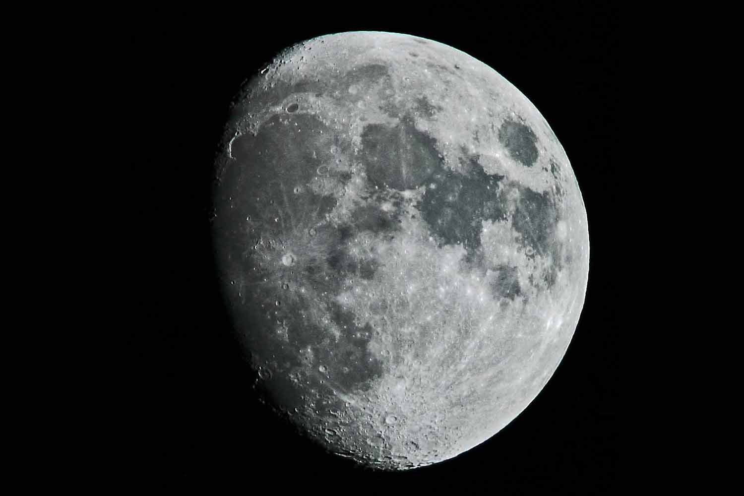 Tým lunárního orbiteru LRO objevil nový kráter na Měsíci