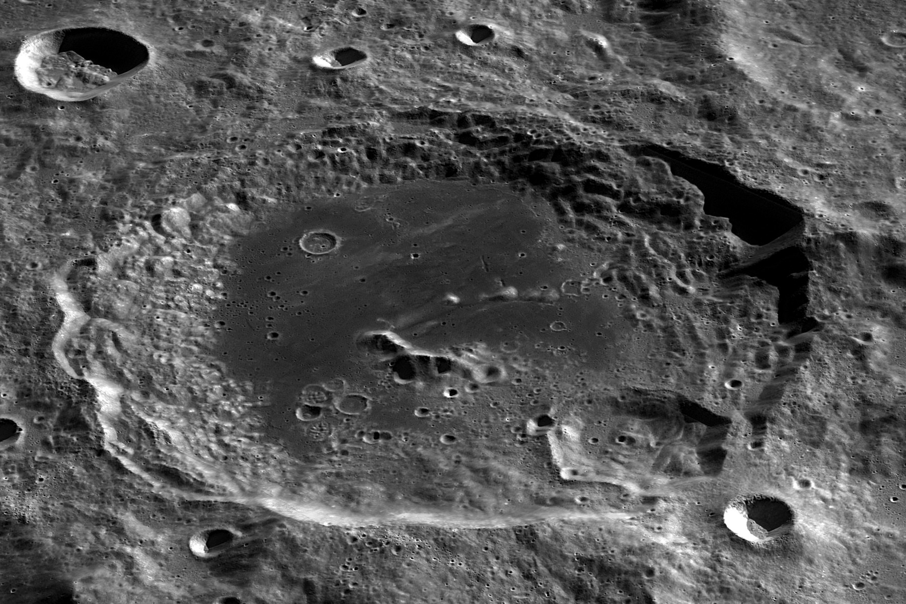 Který měsíční kráter je největší?