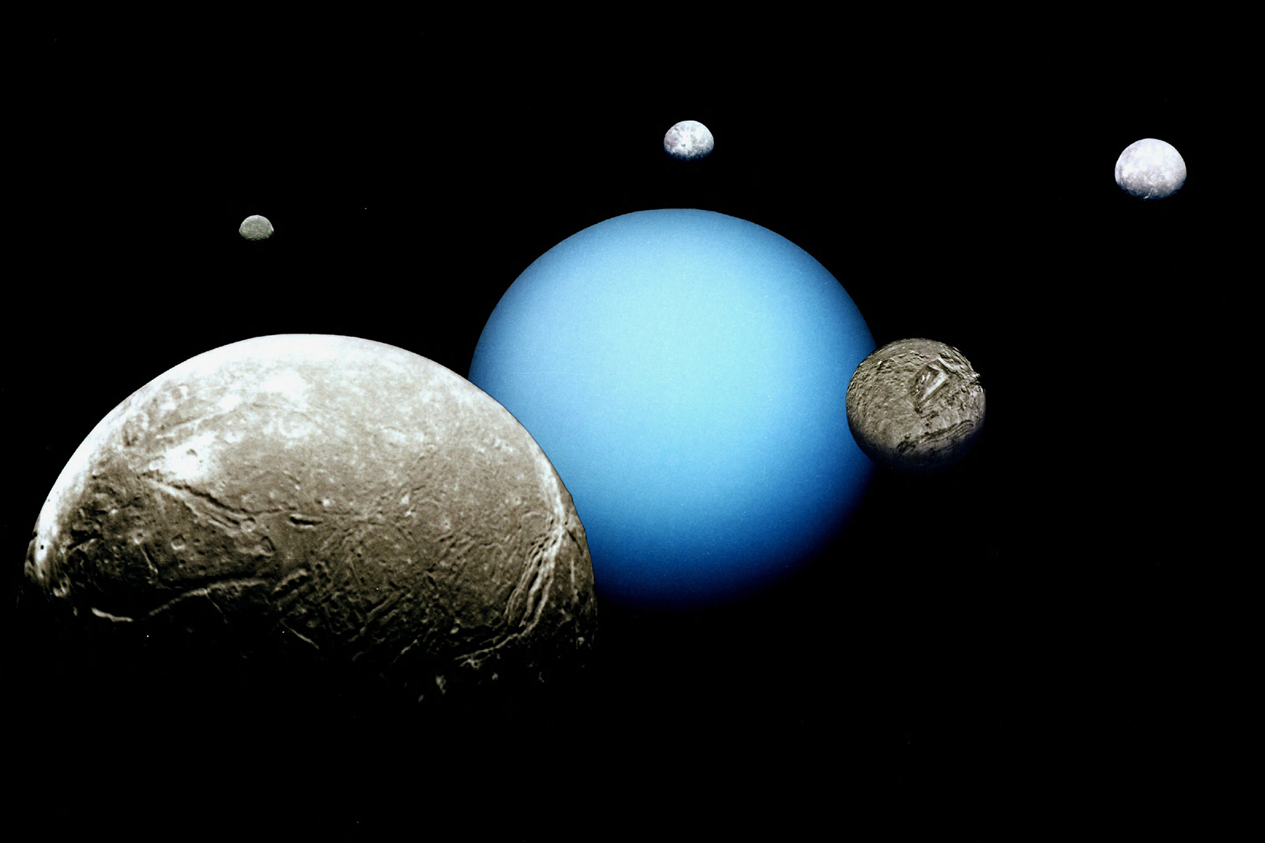 Malé měsíce Uranu jsou tmavé, rudé a překvapivě chudé na vodu