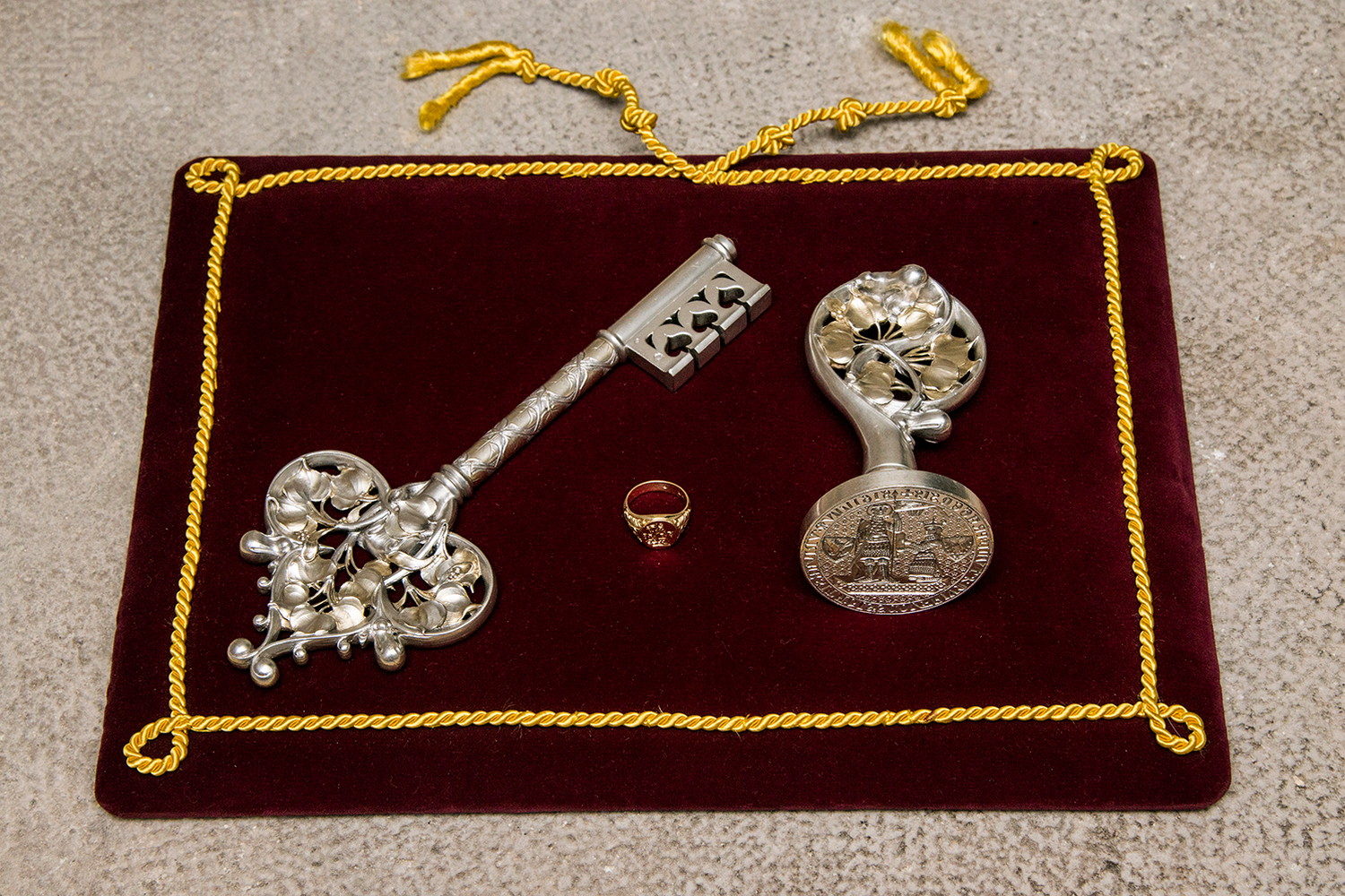 Odznaky důstojenství: Příběhy univerzitních žezel, řetězů a talárů v českých zemích