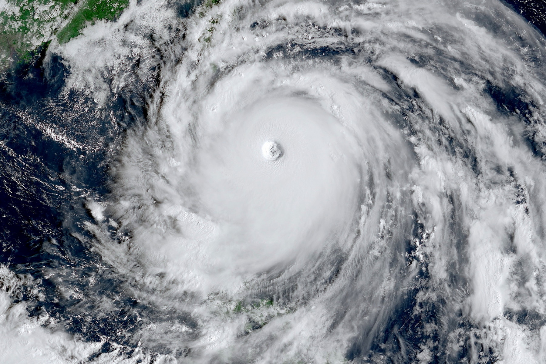 Nebezpečí ze vzduchu: Tajfuny fungují jako obří dopravníky pro šíření mikroplastů