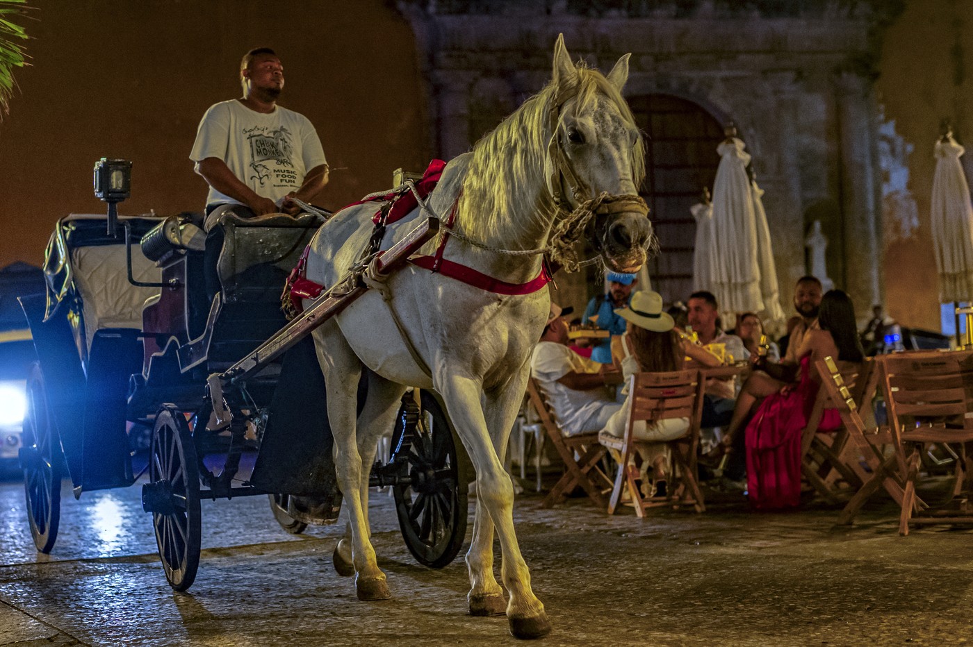 Kolumbijská Cartagena se loučí s koňskými povozy. Nově je nahradí elektrické bryčky