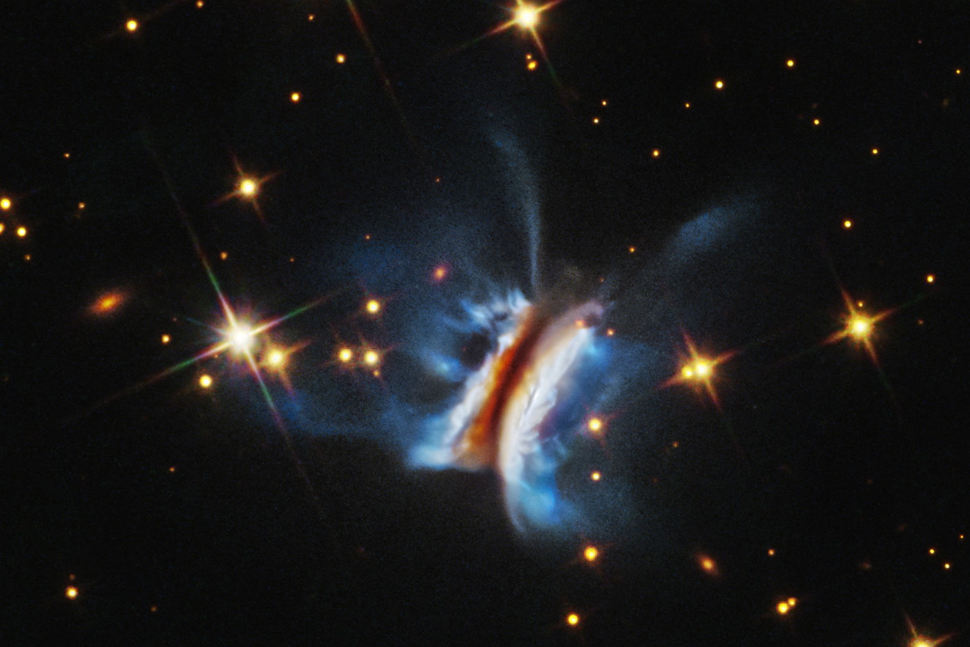 Gigantická planetární kolébka: Hubbleův dalekohled odhalil obří protoplanetární disk