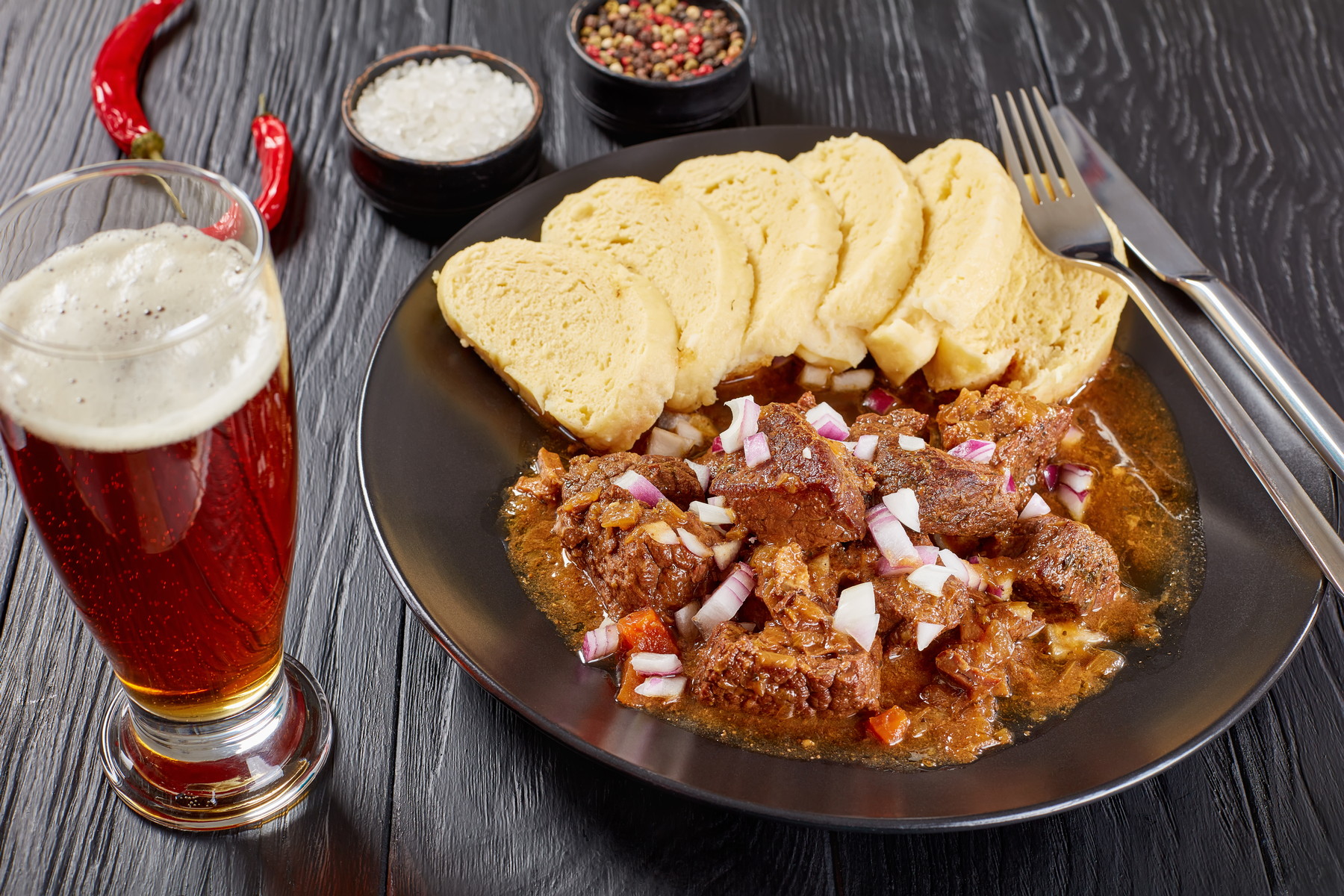 Pod tuzemskou pokličku: Rozhovor s českým historikem o kořenech domácí kuchyně