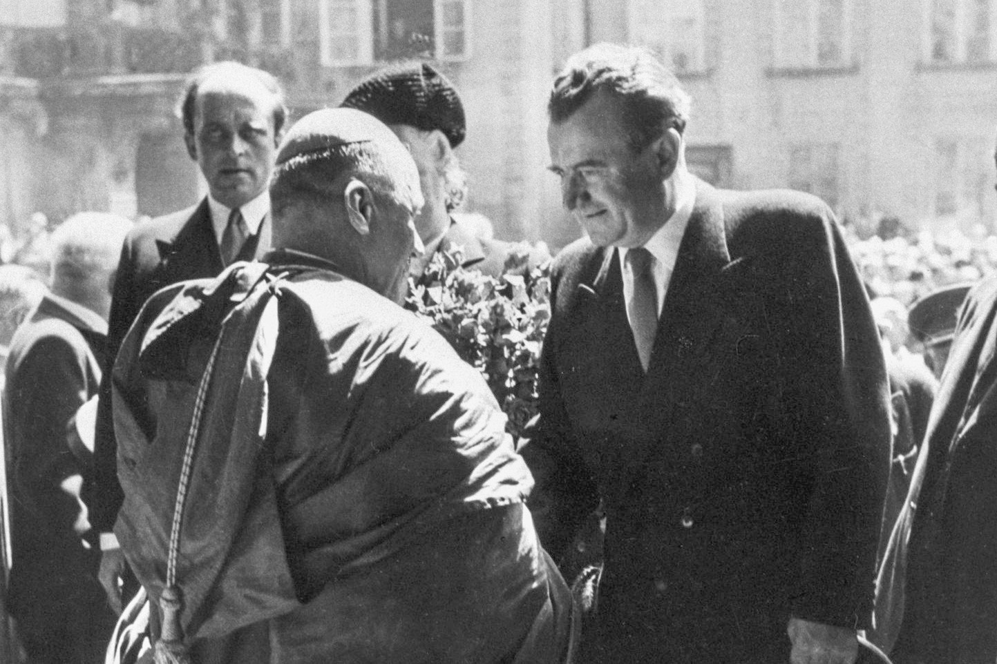 Podrobení božích služebníků: Jak probíhalo komunistické podřízení církví státu