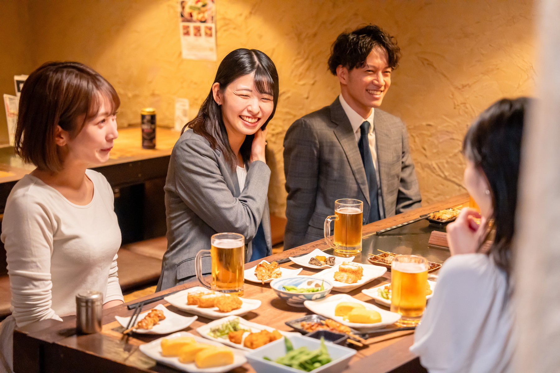 Jen pro mladé: V tokijském baru nejsou lidé nad čtyřicet vítáni