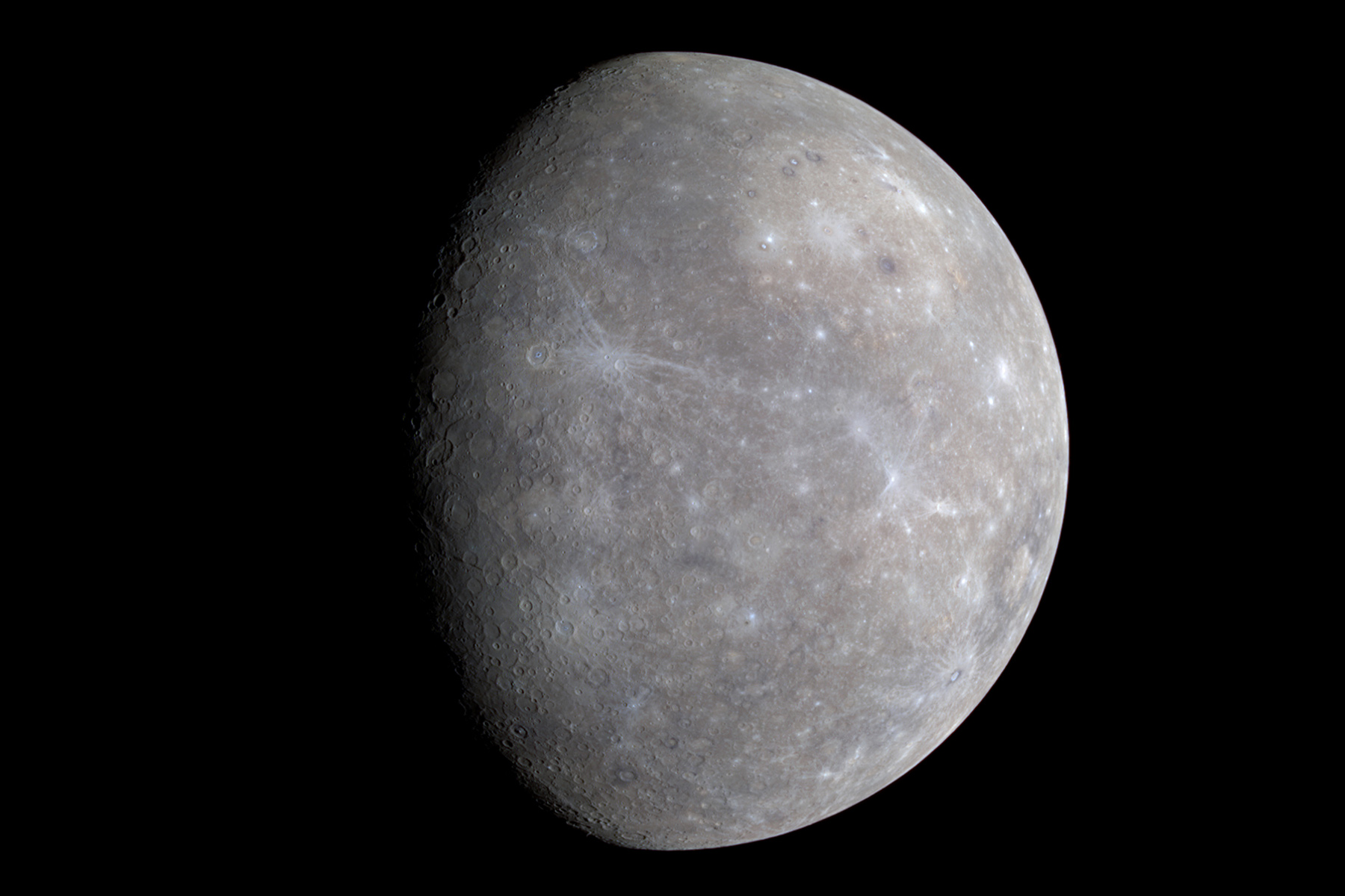 Záhada světlých pruhů: Nové stopy možné geologické aktivity na Merkuru