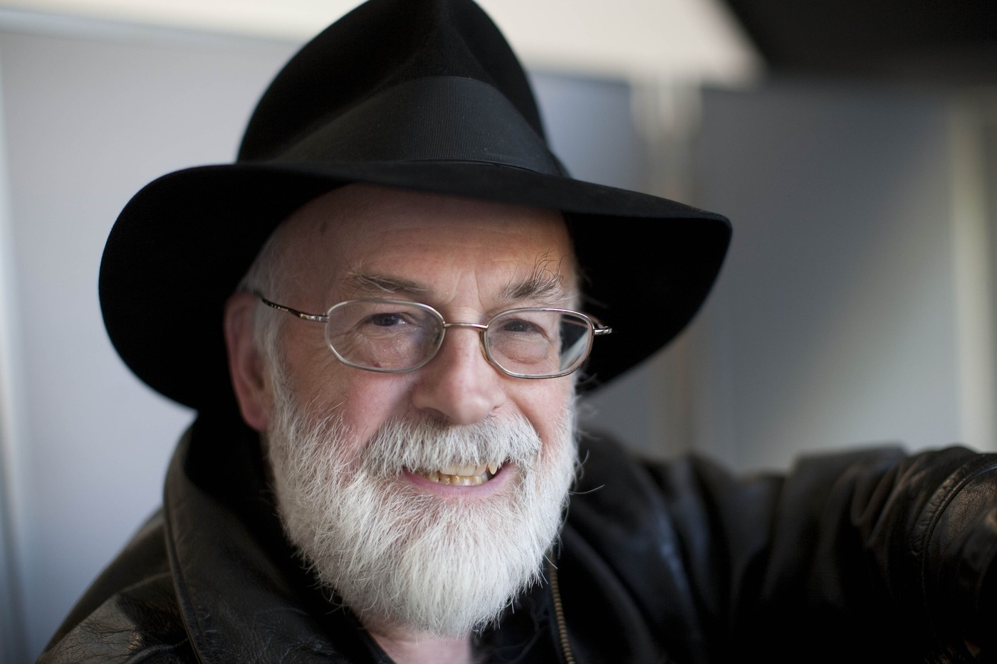 Demence vepsaná mezi řádky: Co odhalila analýza románů Terryho Pratchetta?