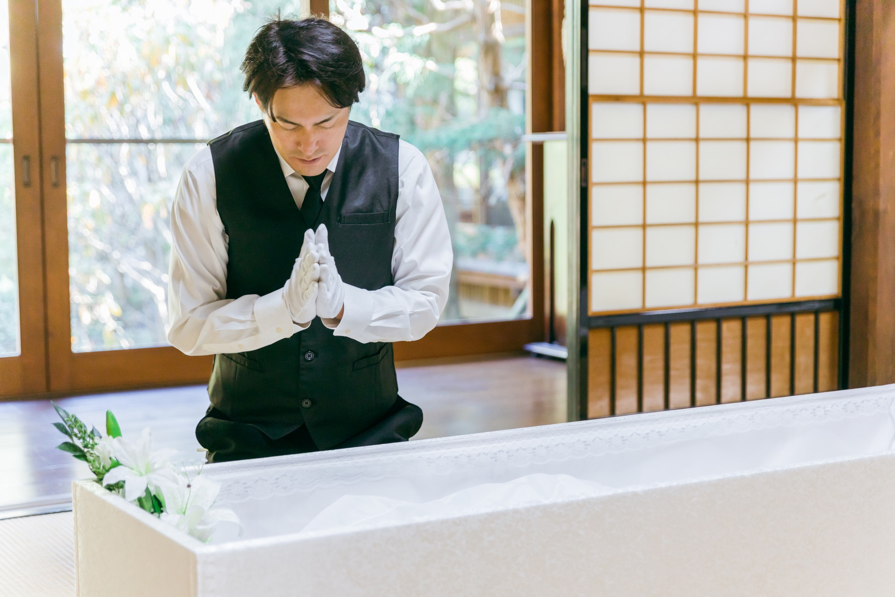 Meditace v rakvi: Tokijský podnik nabízí pohled na život skrze vědomí smrti