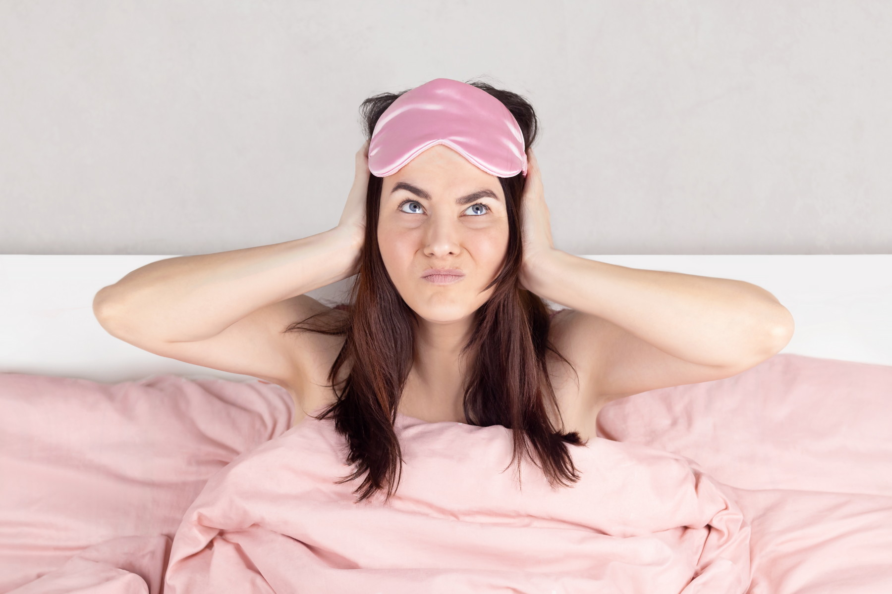 Růžový šum pod lupou: Pomocník při usínání, nebo tichý narušitel spánku?