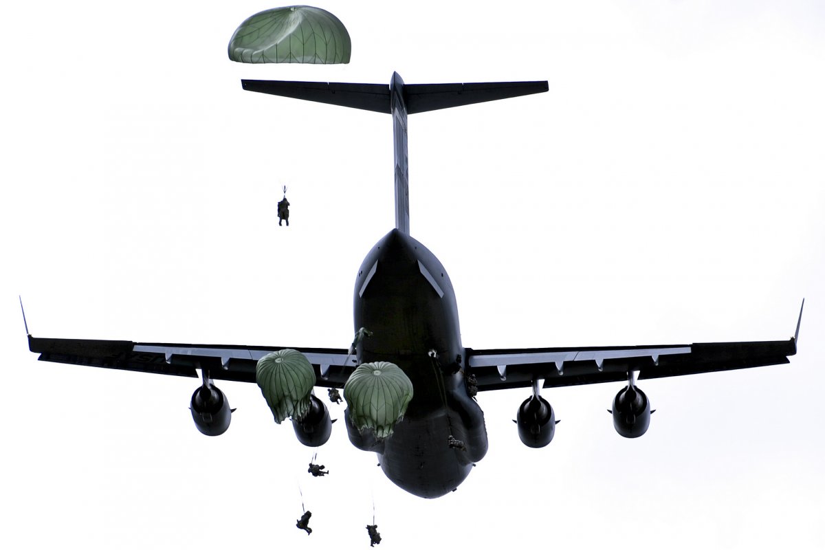 Seskok z letounu C-17 Globemaster III během cvičení v roce 2013