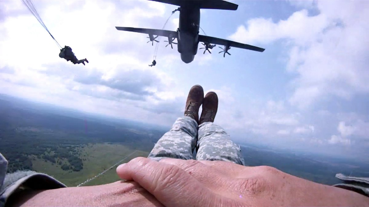 Jednotka seržanta Travise Surbera při seskoku z Hercula C-130