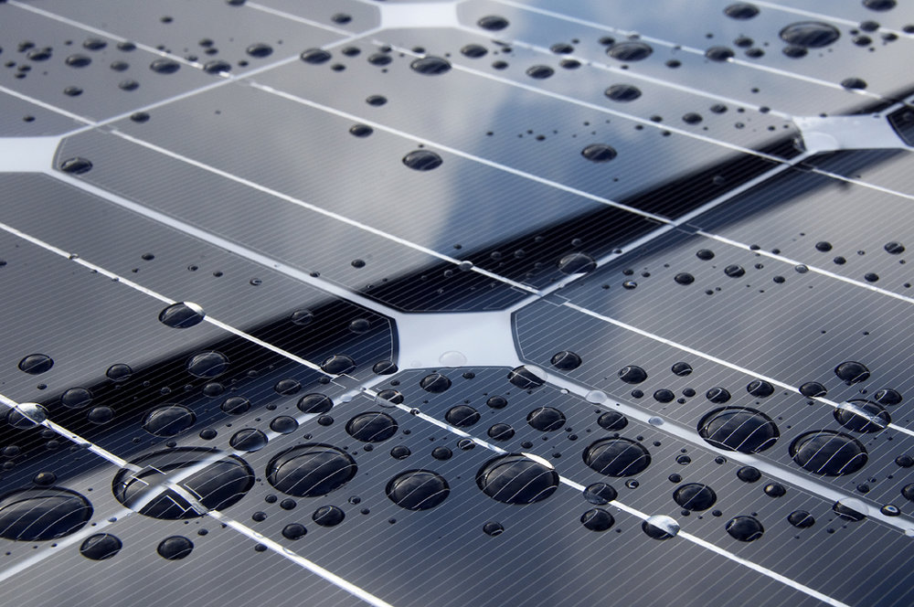 Solární panel a kapky deště