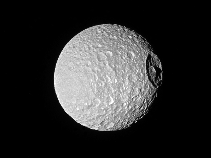 Kráter Herschel na měsíci Mimas