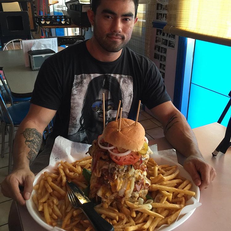 2,8 kilogramu vážící burger a téměř kilo hranolek