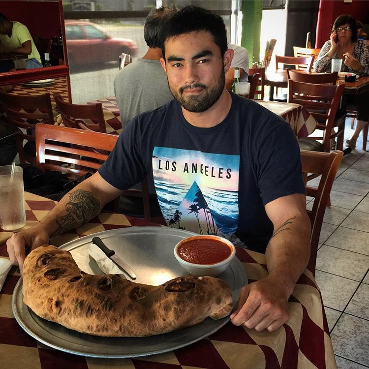 Plněná kapsa Stromboli se spoustou mozzarelly