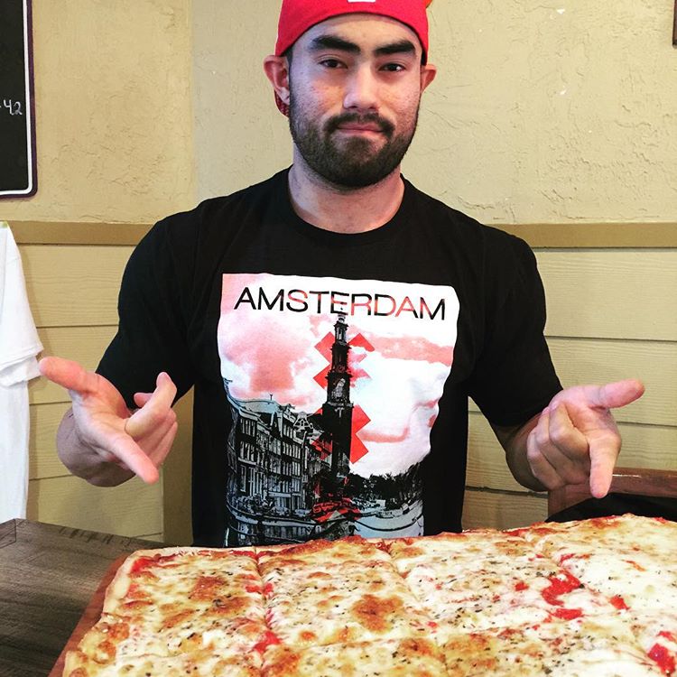 Je libo obří pizzu?