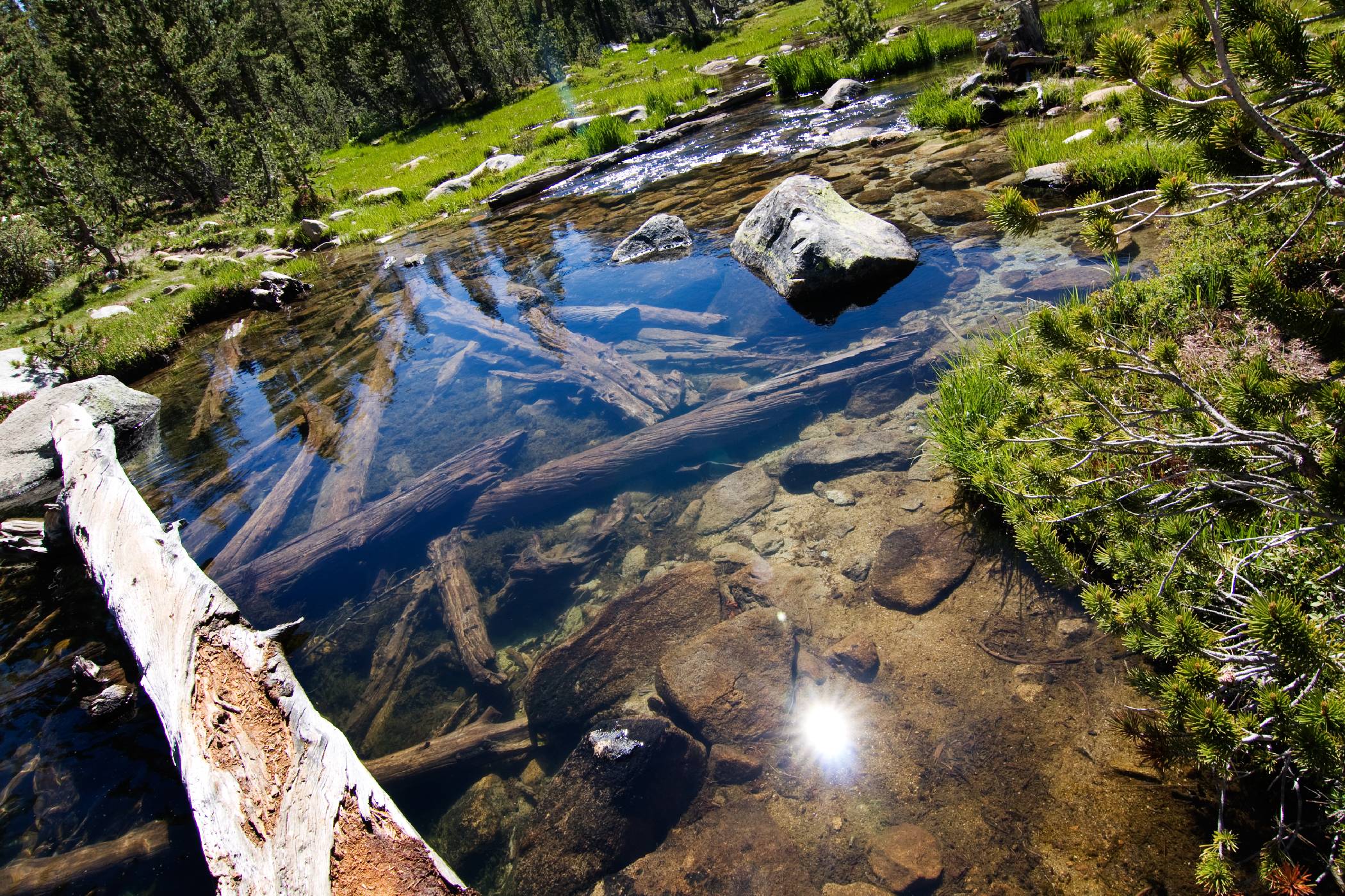 Průzračná říčka u Sallie Keyes Lakes