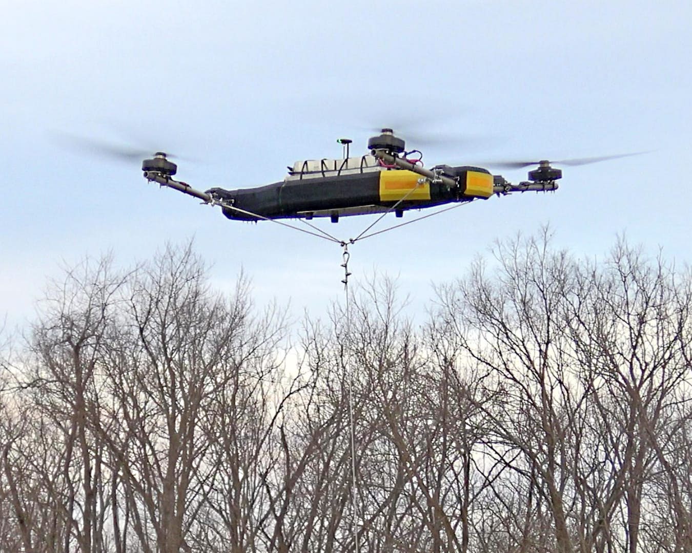 Дрон mavic 3 грузоподъемность. Квадрокоптер грузовой 100 кг. Квадрокоптер грузовой 100 кг. Грузовой дрон 200кг. Квадрокоптер для человека.