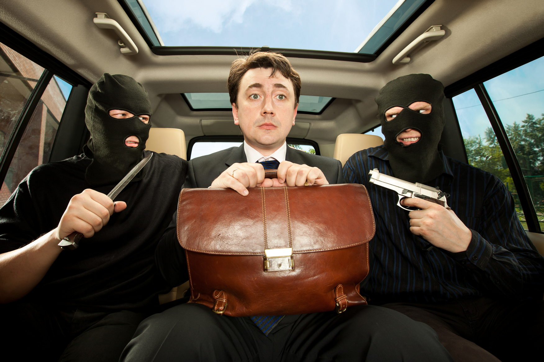 Включи про бандита. Бандиты в масках в машине. Бандиты в масках с заложниками.