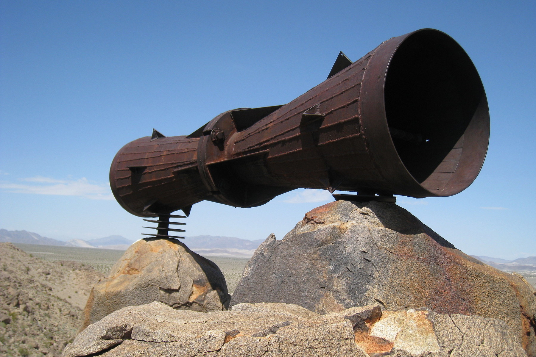 Pozor, bomba! K čemu sloužil kovový megafon z kalifornské pouště?